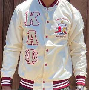 เสื้อแจ็คเก็ตวาร์ซิตี้แบบกำหนดเองสำหรับฤดูหนาว ปักด้วยไหม คัปปา อัลฟ่า ไซต้า ฟี เบตา ซิกมา โร อีพซิลอน แกมมา โอเมก้า ไช เอต้า เดลต้า ผ้าซาติน - Product Image 6