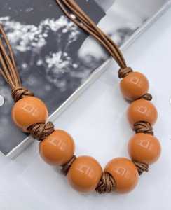 Collier en résine fait main, forme ronde, style tendance pour fêtes, mariages, décorations de vacances, cadeau - QUALITY ENTERPRISES Modèle QE-RN-01 - Product Image 4