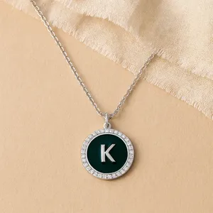 Collier avec pendentif en émail en forme de pièce de monnaie avec initiale - Product Image 5