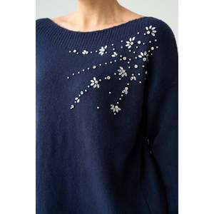Pull bleu marine avec embellissement en pierres sur l'épaule - Product Image 3