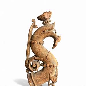 Support mural en bois antique élégant avec un charme rustique - Product Image 3