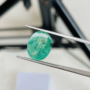 Esmeralda Natural de Zambia, Corte Ovalado, 4.75 Quilates, Piedra Preciosa de Buena Calidad, Lustre, Color Verde Bonito, Pulido Perfecto para Cualquier Joyería - Product Image 2