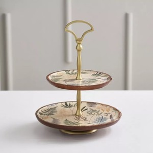 Support en bois à deux niveaux de luxe avec plateaux imprimés floraux et poignée dorée, parfait pour la présentation de desserts, le service et la décoration intérieure - Product Image 3
