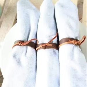 Ronds de serviette en cuir de haute qualité avec un attrait artisanal pour les maisons de style campagnard. - Product Image 3