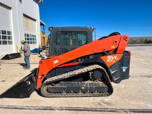 Entreprenez des travaux difficiles avec confiance dans le SVL97-2 2021 de Kubota. Il dispose d'une cabine fermée confortable équipée - Product Image 5