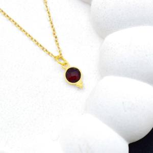 สร้อยคอหินโกเมนทรงกลมขนาด 6 มม. ทำมือ พร้อมจี้ชุบทองคำขาวแบบเรวาสามชิ้น - Product Image 3