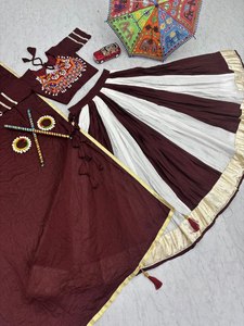 Lehenga choli สีขาวและสีน้ำตาลแดงแบบดั้งเดิมใน gamthi ทำงานร่วมกับผ้าฝ้ายบริสุทธิ์สำหรับผู้หญิงสวมใส่ในเทศกาล navratri - Product Image 6