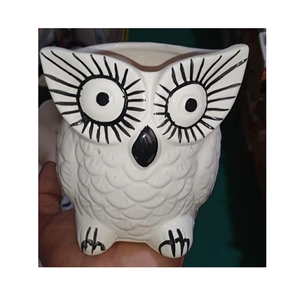 Pot de fleur d'intérieur en céramique émaillée à la main parfait pour les plantes succulentes ou les plantes traînantes aspect moderne - Product Image 6