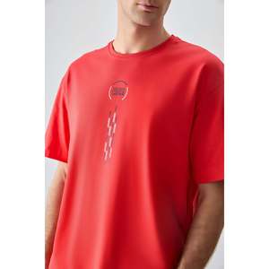 เสื้อยืดพิมพ์ลายเนื้อผ้าหนานุ่ม 100% คอตตอนทรงโอเวอร์ไซส์สำหรับผู้ชาย ยี่ห้อ Air Jones สีเฟียสต้า สไตล์ลำลองแนวสตรีทแวร์ - Product Image 3