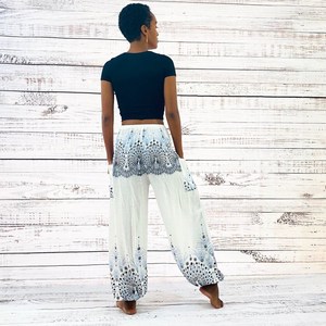 Pantalones de Mujer Estilo Hippie Boho con Estampado Floral, 100% Seda, Tallas Pequeñas y Grandes, Pantalones Fluidos con Cintura Alta Elástica y Pierna Abierta - Product Image 2