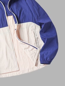เสื้อแจ็คเก็ตกันลมสีน้ำเงินขาวสำหรับผู้ชาย มีฮู้ด น้ำหนักเบา กันลม แจ็คเก็ตลำลองทรงหลวม ใส่ได้ในฤดูใบไม้ร่วง มีซิปปิด - Product Image 4