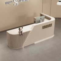 Comptoir de réception moderne en MDF en forme de L avec éclairage LED pour salon de beauté, bureau, hôtel, hôpital, école et salle de sport