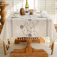 Nappe en coton tissé de qualité supérieure |   Brodé à la main |   Bordure à pompons de forme carrée |   Imperméable et écologique |   Taille personnalisable