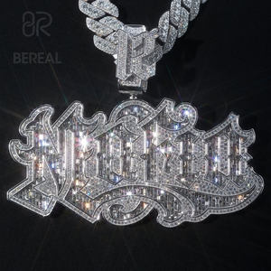 จี้เพชรโมอิสซาไนต์ผ่านการทดสอบ VVS แบบ Iced Out สไตล์ฮิปฮอป สร้อยคอเงินแท้ 925 จี้ตัวอักษร  งานจิวเวลรี่คุณภาพสำหรับผู้ชาย - Product Image 1