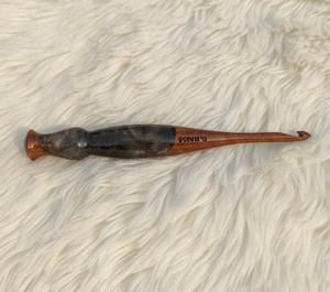 Crochet en bois et résine de qualité supérieure |   Aiguille à tricoter ergonomique faite à la main pour des projets de crochet et de tissage fluides - Product Image 2