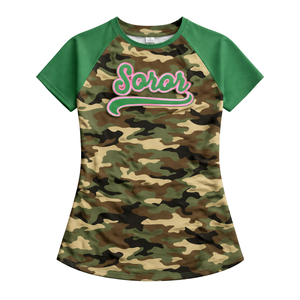 Camiseta de Manga Raglán Camo 08 Soror, Camiseta Rosa y Verde para Mujeres de Hermandad Griega, Ropa Casual Elegante para Hermandad Universitaria - Product Image 3