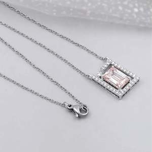 Collier élégant avec pendentif en émeraude certifiée IGI, cadre moderne et diamants, collection de colliers - Product Image 2