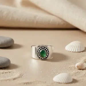 Anillo de Plata 925 con Piedra Verde para Mujer, Joyería de Diseño Vintage, Corte Princesa, Chapado en Oro y Rodio de 18K - Product Image 1