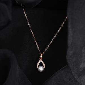 Pendentif en argent avec perle d'eau douce de Kashmir, serti clos, et chaîne élégante avec technologie d'incrustation - Product Image 2