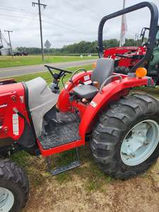 Tracteur agricole d'occasion Massey Ferguson 1525 4WD avec moteur diesel et chargeur 25-220 CV - Product Image 2