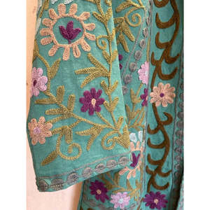 เสื้อแจ็คเก็ต Woodland Olive แบบกลับด้านได้ ลาย Suzani Tribal สำหรับผู้หญิง สไตล์โบฮีเมียน พิมพ์ลายดอกไม้ ผ้าควิลท์ หนัง ผ้าฝ้ายย้อมสี สำหรับฤดูใบไม้ผลิและฤดูหนาว - Product Image 3