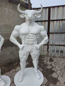 Escultura de Toro en FRP Blanco, Figuras Masculinas y Femeninas, Arte Contemporáneo Hecho a Mano, Decoración para Bodas y Exteriores - Product Image 2