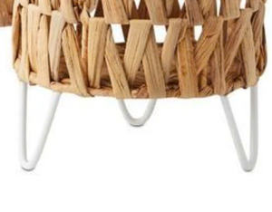 Panier de rangement en paille de jacinthe d'eau avec cadre et pieds en métal - Product Image 3