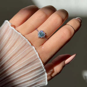 Bague Chevalière Hallmark Tendance en Argent Bleu Reine de Cœur, Sertissage Invisible avec Placage Or Rose et Rhodium pour Fiançailles - Product Image 1