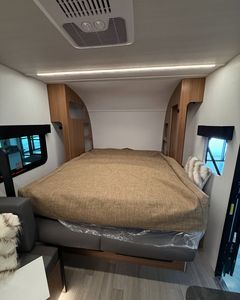 Mini Caravana Reignn, Remolque de Viaje para 4 Personas, Diseño Moderno Ligero de Aluminio con Piso de Madera e Iluminación LED - Product Image 6