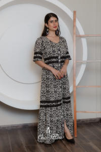 Elegante vestido largo bohemio para damas con encaje, cintura con cinturón y mangas cortas para eventos nocturnos sofisticados - Product Image 4