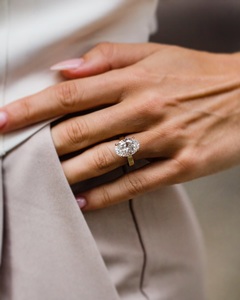 Anillo de compromiso blanco de corte ovalado de 12x8mm | Anillo de bodas solitario para Mujer | Banda de oro Moissanite CZ Proveedor de joyería nupcial - Product Image 1