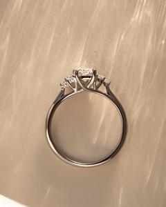 10x7มม. แหวนหมั้นเพชรมออิสซาไนต์ตัดจากหินสามก้อนชุบทอง18K แหวนมินิมอล | ผู้หญิง - Product Image 2