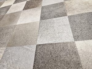 Le tapis en cuir de vache personnalisé ultime pour la décoration intérieure avec un design rayé traditionnel, antidérapant et adapté aux animaux domestiques pour des espaces élégants - Product Image 3