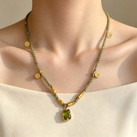 Collier vintage en perles dorées et vertes, pendentif carré rétro, collier ras du cou élégant pour femmes, bijoux de mode pour tous les jours