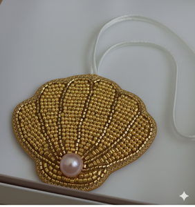 Llavero de Lujo Hecho a Mano con Cuentas Bordadas y Patrón Circular para Bolsos - Product Image 1