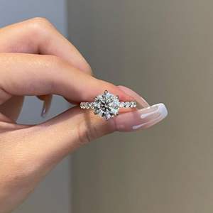 Anillo de Compromiso Solitario con Corte Redondo y Pavé en Oro Rosa de 14K con Diamante Cultivado en Laboratorio, Estilo Elegante - Product Image 2