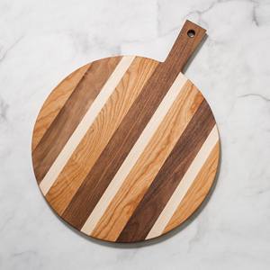 Grande planche à découper et à servir ronde en bois avec poignée, fabriquée à la main en cerisier, érable et noyer noir, planche de cuisine solide - Product Image 1