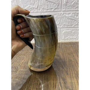 Taza de Cuerno Vikinga Hecha a Mano, Taza para Beber de Material Natural Ecológico con Base de Madera para Uso en el Hogar, Bar o al Aire Libre - Product Image 2