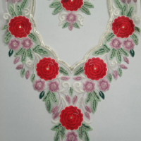Élégante robe Kurti en tissu résille avec col brodé en dentelle couleur miel et travail de sequins, et patchs à coudre pour encolure