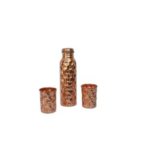 Bouteille en cuivre pour l'eau potable fabriquée à la main, antirouille, rehausseur de santé ayurvédique imprimé bouteille en cuivre exquise avec gobelets - Product Image 4