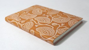 Journal promotionnel en cuir marron avec couverture rigide en papier de coton recyclé fait à la main et cahier à motifs floraux en relief - Product Image 2