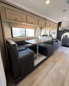 Camping-car Forest River Sunseeker 6 places, caravane de voyage en aluminium noir avec cuisine coulissante, design moderne - Product Image 6