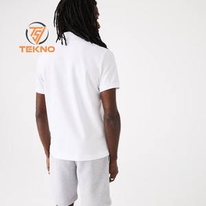 Polo de piqué de algodón elástico beige claro 100% de corte regular con logotipo bordado personalizado de verano al por mayor con botón oculto - Product Image 3