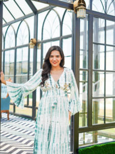 Robe midi bohème verte pour femmes, robe à manches longues à volants avec détails en dentelle, idéale pour les vacances, les pique-niques et les styles de villégiature - Product Image 1