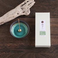 Coffret Cadeau d'Encens Traditionnel - Mélange Bois de Santal et Sauge Blanche - Bâtonnets d'Encens - Mini Porte-Encens en Céramique/Laiton Aquamarine - Japon