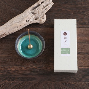 Coffret Cadeau d'Encens Traditionnel avec Bâtonnets d'Encens au Mélange Bois de Santal et Sauge Blanche et Mini Porte-Encens en Céramique Aquamarine - Product Image 2