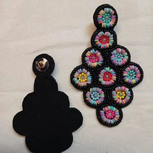 Aros Elegantes para Mujer Hechos con Cuentas de Vidrio 100%, Calidad Premium, Diseño Atractivo y Elegante, para Bodas y Uso Diario - Product Image 1