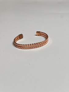 Bracelet de manchette de thérapie magnétique en cuivre à la mode avec des modèles uniques Bracelet bénéfique pour la santé pour hommes et femmes - Product Image 3
