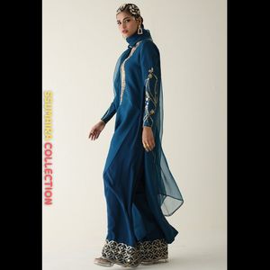 เทรนด์ปี 2025 ชุดเสื้อเชิ้ตยาวทรงตรงผ้าออร์แกนซ่าสีฟ้าอมเขียว พร้อมผ้าคลุมไหล่ สไตล์ทางการ ประดับคริสตัลและหินตกแต่งอย่างรวดเร็ว - Product Image 3