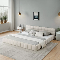 Lit King-Size Moderne de Luxe en Tissu Doux avec Structure en Bois et Revêtement Capitonné pour Chambre à Coucher
